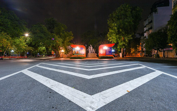 Khu vực hồ Hoàn Kiếm có nhiều lực lượng tham gia bảo vệ như công an phường, cảnh sát 113, dân phòng, cảnh sát cơ động... Tất cả diễn biến an ninh đều được theo dõi qua hệ thống camera giám sát.