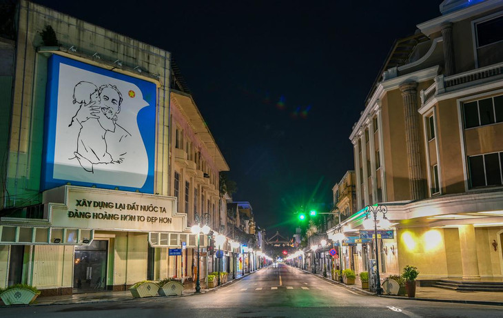 Ngã tư Tràng Tiền - Hàng Bài - Đinh Tiên Hoàng, nơi tổ chức phố đi bộ nhộn nhịp ngày nào giờ cũng không một bóng người.