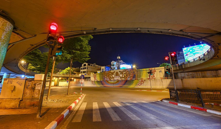 Vòng xoay chân cầu Chương Dương lúc 20h, không một người đi xe máy nào.