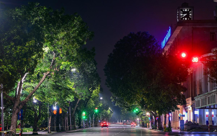 Phố Đinh Tiên Hoàng thời điểm 20h40 chỉ có vài chiếc ôtô lưu thông.