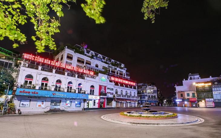 Khung cảnh tĩnh lặng tại Quảng trường Đông Kinh Nghĩa Thục lúc 20h30.