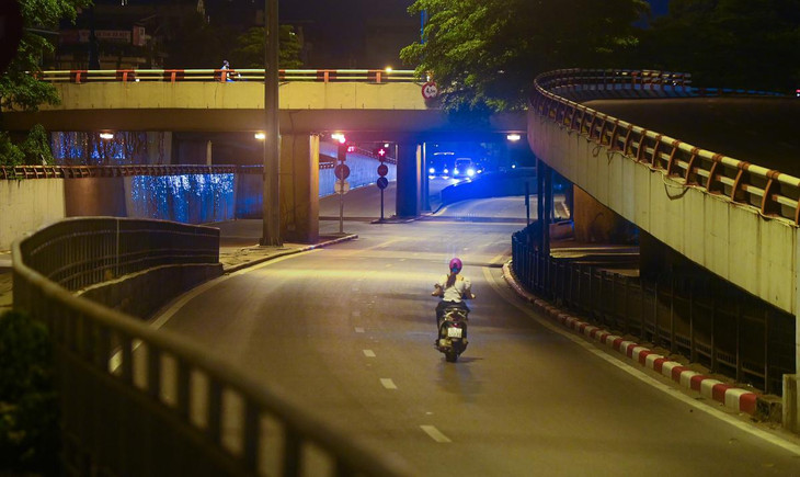 Đường Trần Nhật Duật lúc 21h trong 10 phút có vài chiếc xe máy qua lại.