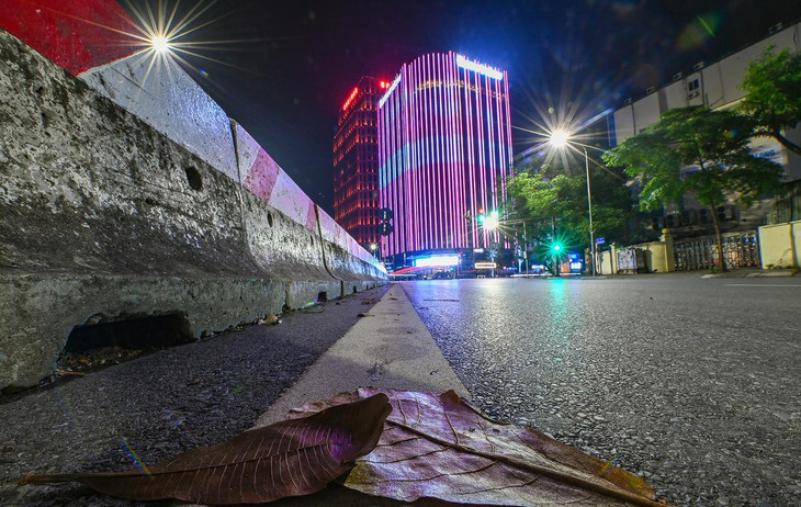 Đường Phạm Ngọc Thạch, đoạn ngã tư Chùa Bộc - Tôn Thất Tùng không bóng người lúc 21h.