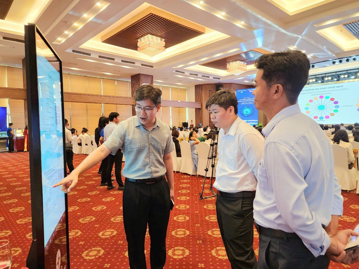 Khách hàng được giới thiệu, trải nghiệm thực tế các tính năng nổi bật trên App CSKH EVNSPC