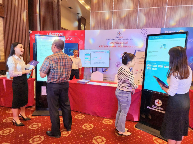 Khách hàng được giới thiệu, trải nghiệm thực tế các tính năng nổi bật trên App CSKH EVNSPC