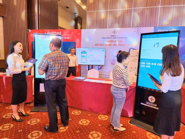 Khách hàng được giới thiệu, trải nghiệm thực tế các tính năng nổi bật trên App CSKH EVNSPC