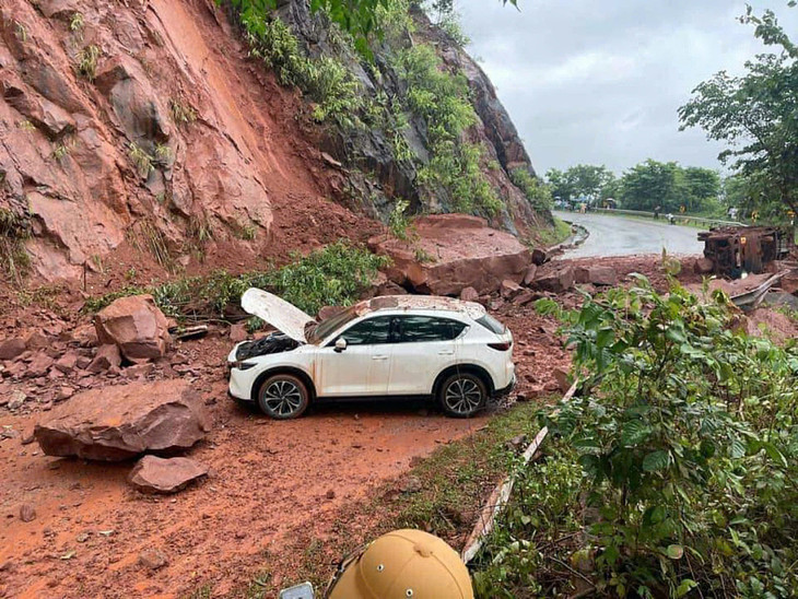 Đá lăn trúng hai ôtô trên quốc lộ 6 đoạn qua Sơn La Đá lăn trúng hai ôtô trên quốc lộ 6 đoạn qua Sơn La