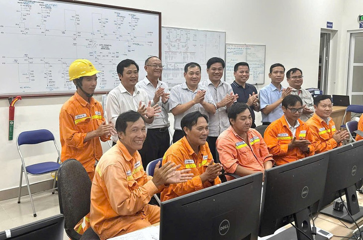 Lãnh đạo NPTPMB cùng các đơn vị liên quan chứng kiến thời điểm đóng điện Dự án