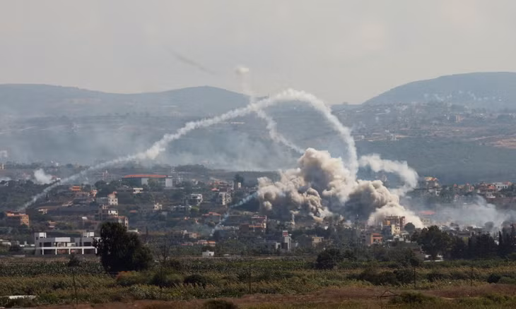 Khói bốc lên ở miền nam Lebanon sau các đòn không kích của Israel