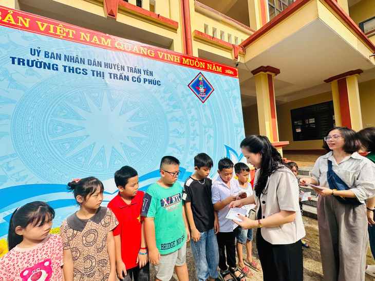 Báo Đấu thầu tặng học bổng cho các em học sinh Trường tiểu học thị trấn Cổ Phúc bị ảnh hưởng bởi cơn bão số 3