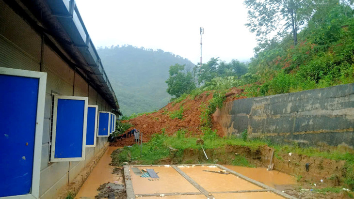 Đất đá tràn vào khu ký túc của Trường Phổ thông dân tộc bán trú THCS Trung Lý Đất đá tràn vào khu ký túc của Trường Phổ thông dân tộc bán trú THCS Trung Lý