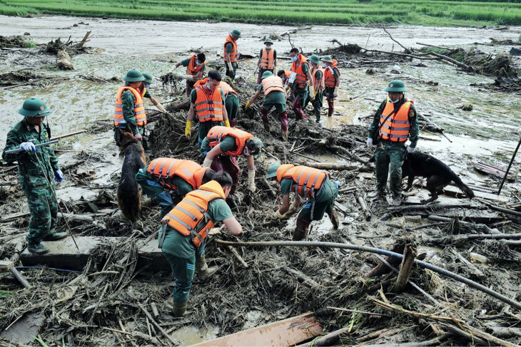 Bộ đội dầm mình trong bùn nhão tìm kiếm nạn nhân ở Làng Nủ Bộ đội dầm mình trong bùn nhão tìm kiếm nạn nhân ở Làng Nủ