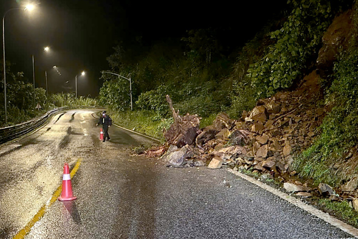 Cảnh sát giao thông đặt biển cảnh báo, phân luồng hai đầu vị trí sạt lở để đảm bảo an toàn Cảnh sát giao thông đặt biển cảnh báo, phân luồng hai đầu vị trí sạt lở để đảm bảo an toàn