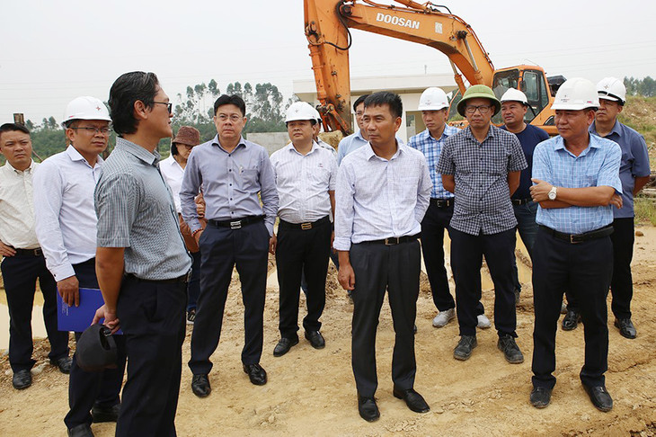 Chủ tịch HĐTV EVNNPT Nguyễn Tuấn Tùng và đoàn công tác kiểm tra tiến độ thi công tại TBA 500kV Vĩnh Yên