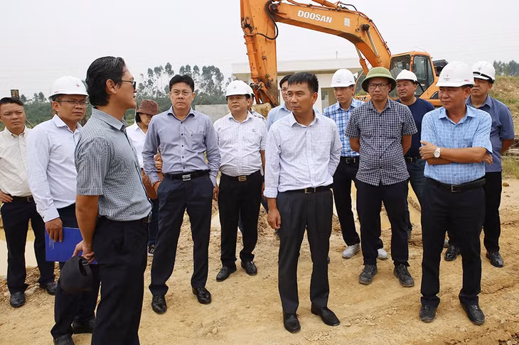 Chủ tịch HĐTV EVNNPT Nguyễn Tuấn Tùng và đoàn công tác kiểm tra tiến độ thi công tại TBA 500kV Vĩnh Yên