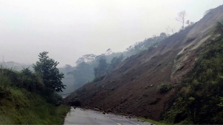 Khoảng 60.000m3 đất đá tràn xuống tỉnh lộ 162