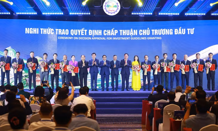 Các nhà đầu tư nhận quyết định từ lãnh đạo tỉnh Đồng Nai