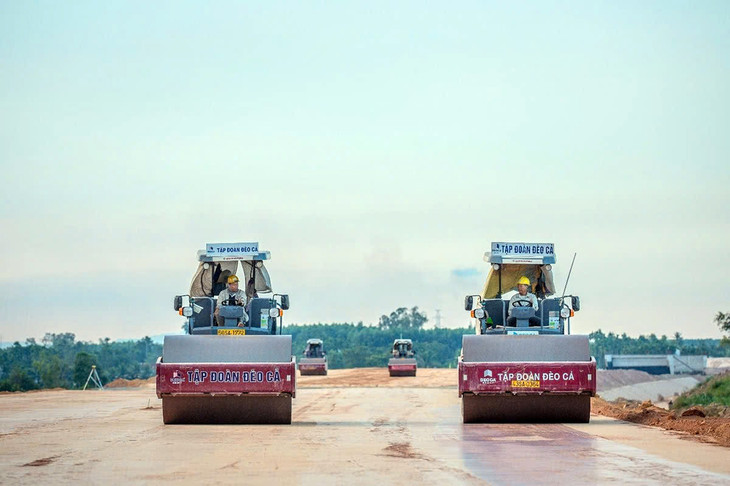 Tập đoàn Đèo Cả đã lập lại tiến độ tổng thể với mục tiêu hoàn thành dự án sớm trước 8 tháng. Tập đoàn Đèo Cả đã lập lại tiến độ tổng thể với mục tiêu hoàn thành dự án sớm trước 8 tháng.