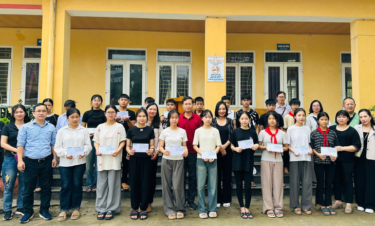 Báo Đấu thầu tặng học bổng cho các em học sinh Trường tiểu học và trung học cơ sở Số 1 Y Can bị ảnh hưởng bởi cơn bão số 3 tại xã Y Can