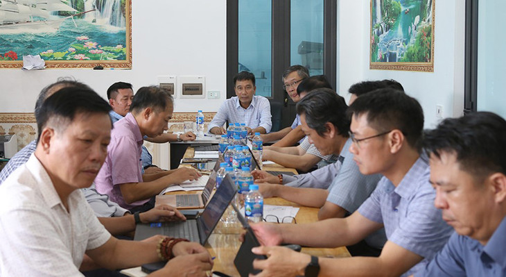 Chủ tịch HĐTV EVNNPT Nguyễn Tuấn Tùng chủ trì cuộc họp với các nhà thầu thi công và yêu cầu các nhà thầu tăng cường lực lượng đẩy nhanh tiến độ thi công trong thời gian tới