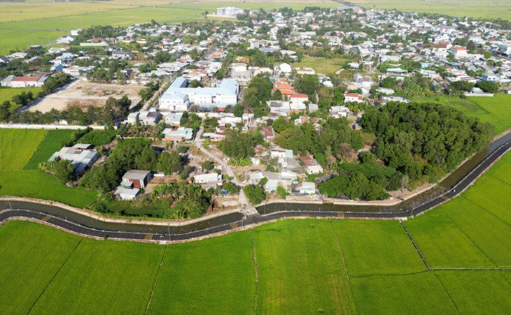 Một đoạn đường nhựa dài 2,3 km, tổng chi phí 10,3 tỷ đồng, băng qua cánh đồng lúa ở xã An Nhứt, huyện Long Điền, Bà Rịa - Vũng Tàu