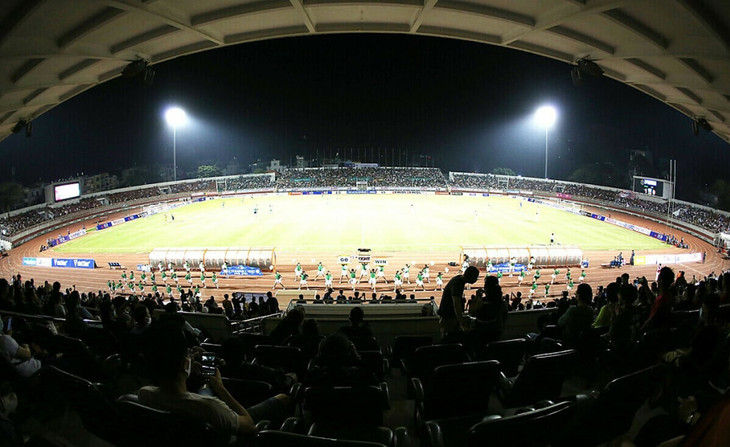 Sân Thống Nhất chật kín khán giả trong một trận đấu bóng