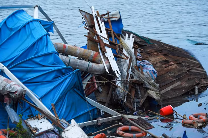 Tàu ở TP. Hạ Long bị bão Yagi đánh chìm