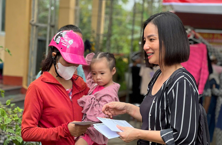 Báo Đấu thầu trao học bổng hỗ trợ cho các cháu Trường mầm non Y Can bị ảnh hưởng bởi cơn bão số 3