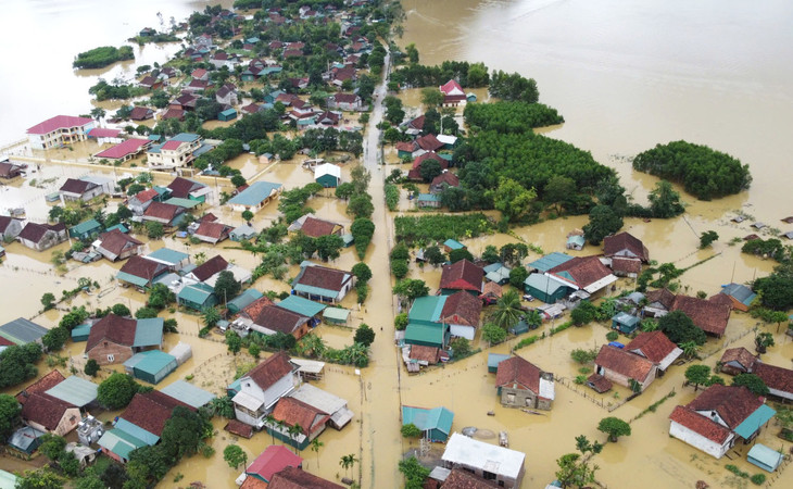 Hàng trăm ngôi nhà nằm ven chân núi chìm trong nước lũ, nước ngập lên tận mái nhà Hàng trăm ngôi nhà nằm ven chân núi chìm trong nước lũ, nước ngập lên tận mái nhà