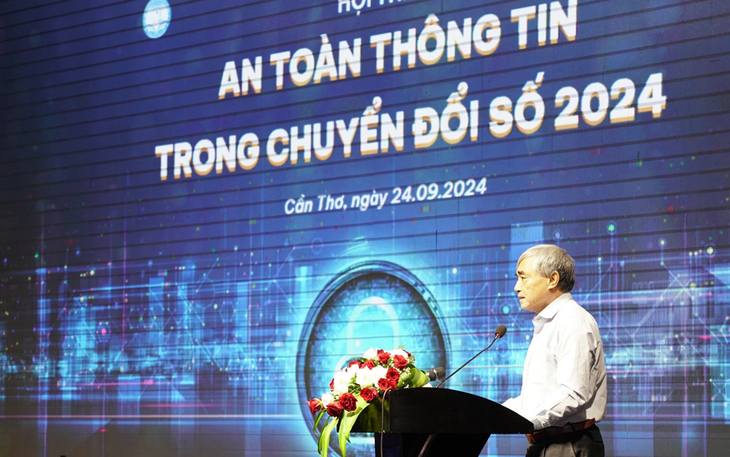 Ông Nguyễn Minh Hồng – Chủ tịch Hội Truyền thông số Việt Nam phát biểu tại Hội thảo An toàn thông tin trong chuyển đổi số