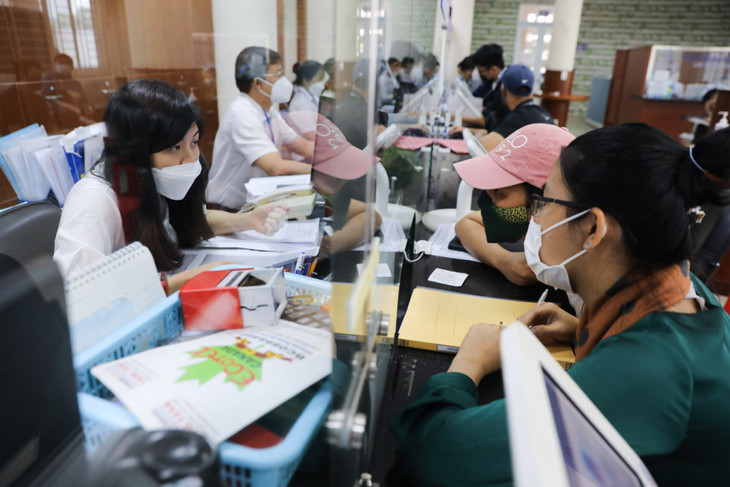 Người dân làm thủ tục hành chính tại UBND TP. Thủ Đức