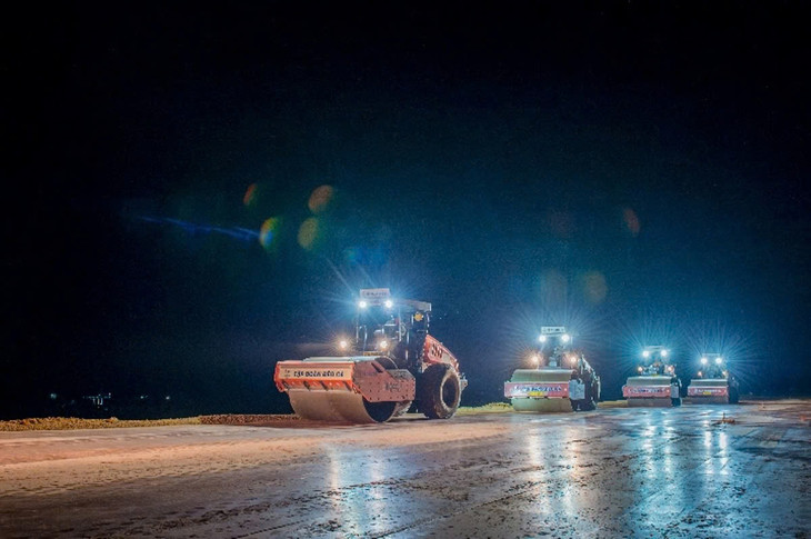 Dồn lực đẩy nhanh tiến độ dự án, nhà thầu đã huy động hơn 4.000 nhân sự cùng 1.750 máy móc thiết bị tổ chức 50 mũi thi công toàn tuyến, làm việc 3 ca 4 kíp Dồn lực đẩy nhanh tiến độ dự án, nhà thầu đã huy động hơn 4.000 nhân sự cùng 1.750 máy móc thiết bị tổ chức 50 mũi thi công toàn tuyến, làm việc 3 ca 4 kíp