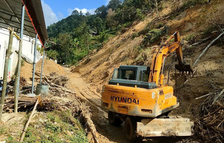 Hót dọn đất sạt lở trên Quốc lộ 4 qua Hà Giang Hót dọn đất sạt lở trên Quốc lộ 4 qua Hà Giang