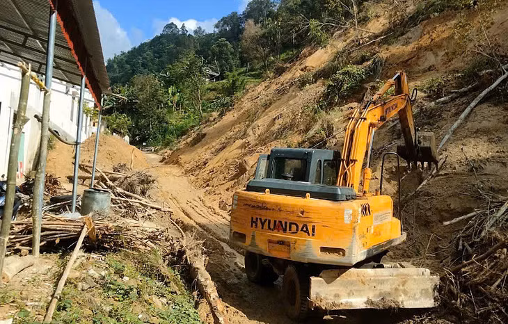 Hót dọn đất sạt lở trên Quốc lộ 4 qua Hà Giang