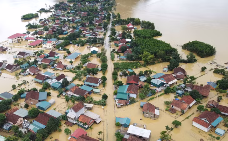 Hàng trăm ngôi nhà nằm ven chân núi chìm trong nước lũ, nước ngập lên tận mái nhà
