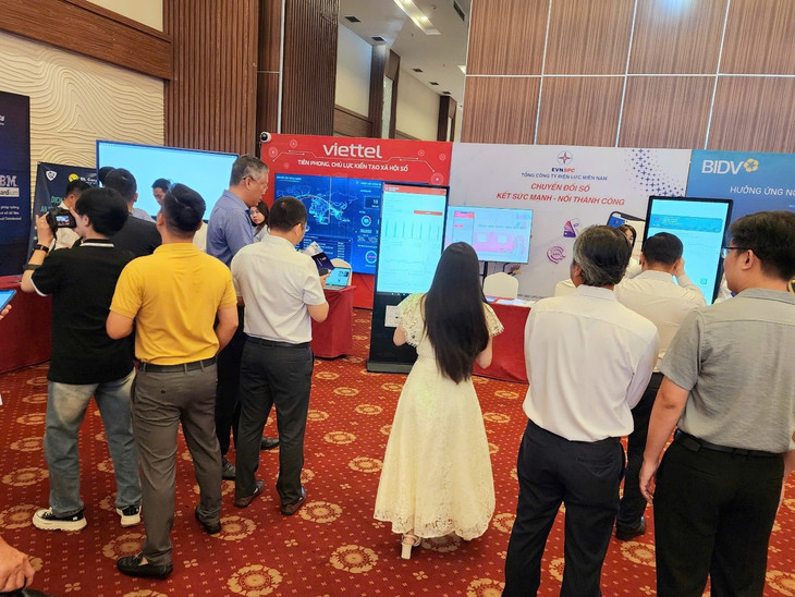 Nhân viên EVNSPC giới thiệu khách tham quan về hoạt động của TTCSKH, App CSKH EVNSPC