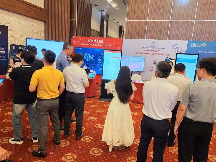 Nhân viên EVNSPC giới thiệu khách tham quan về hoạt động của TTCSKH, App CSKH EVNSPC