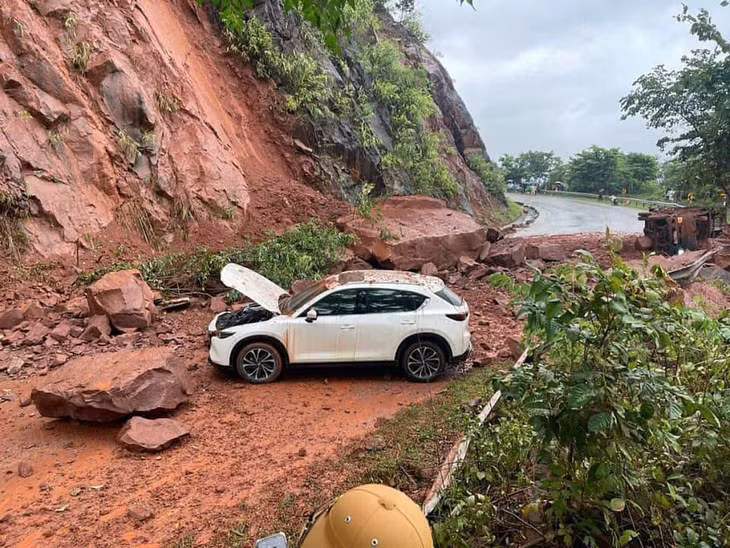 Đá lăn trúng hai ôtô trên quốc lộ 6 đoạn qua Sơn La