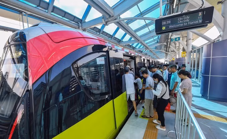 Hành khách đi tàu điện Nhổn - Cầu Giấy trên tuyến đường sắt đô thị số 3