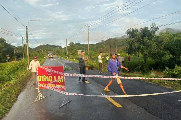 Lực lượng chức năng huyện Đạ Tẻh chốt chặn 2 đầu, căng dây cảnh báo không cho phương tiện lưu thông tại khu vực này Lực lượng chức năng huyện Đạ Tẻh chốt chặn 2 đầu, căng dây cảnh báo không cho phương tiện lưu thông tại khu vực này
