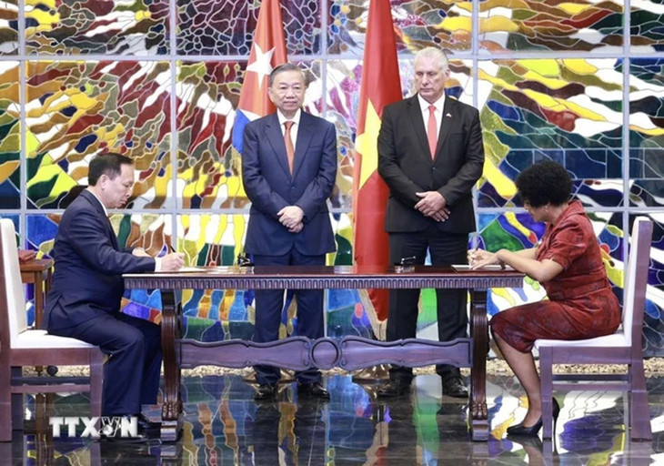 Tổng Bí thư, Chủ tịch nước Tô Lâm và Bí thư thứ nhất Đảng Cộng sản Cuba, Chủ tịch Cuba Miguel Diaz Canel Bermudez chứng kiến Lễ ký kết văn kiện hợp tác giữa Ngân hàng Nhà nước Việt Nam với Ngân hàng Trung ương Cuba. Ảnh: TTXVN