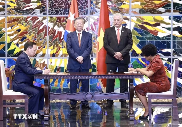 Tổng Bí thư, Chủ tịch nước Tô Lâm và Bí thư thứ nhất Đảng Cộng sản Cuba, Chủ tịch Cuba Miguel Diaz Canel Bermudez chứng kiến Lễ ký kết văn kiện hợp tác giữa Ngân hàng Nhà nước Việt Nam với Ngân hàng Trung ương Cuba. Ảnh: TTXVN