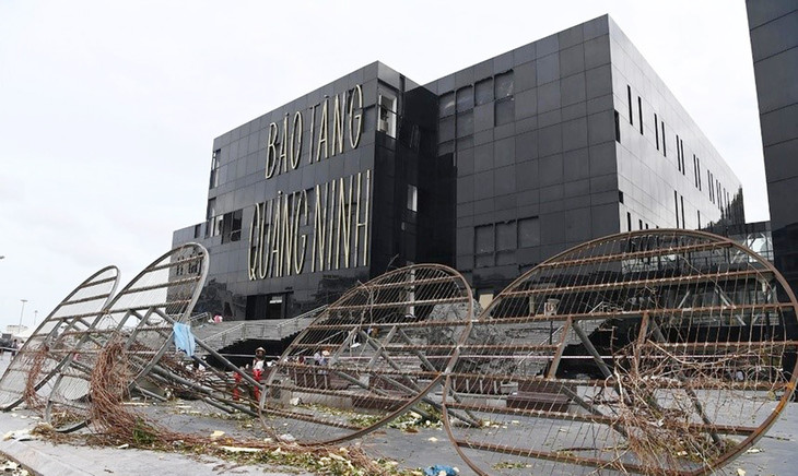 Công trình nghìn tỷ của Quảng Ninh bị vỡ nhiều ô kính, sập trần thạch cao do gió lốc tràn vào