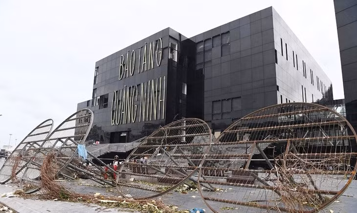 Công trình nghìn tỷ của Quảng Ninh bị vỡ nhiều ô kính, sập trần thạch cao do gió lốc tràn vào