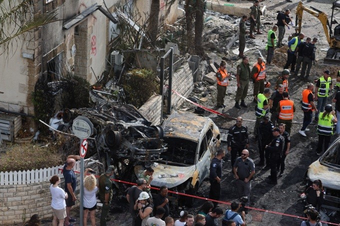 Lực lượng khẩn cấp Israel tại hiện trường sau đòn tấn công của Hezbollah vào quận Haifa