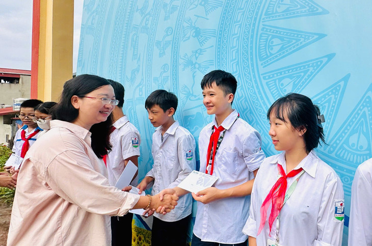 Báo Đấu thầu tặng học bổng cho các em học sinh Trường THCS thị trấn Cổ Phúc bị ảnh hưởng bởi cơn bão số 3