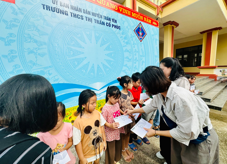 Báo Đấu thầu tặng học bổng cho các em học sinh Trường tiểu học thị trấn Cổ Phúc bị ảnh hưởng bởi cơn bão số 3