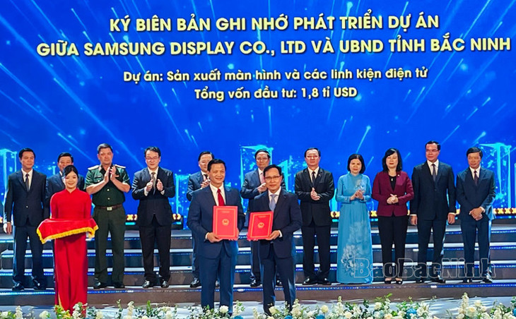 Chủ tịch Bắc Ninh Vương Quốc Tuấn trao Biên bản ghi nhớ về đầu tư dự án cho lãnh đạo Samsung Display Chủ tịch Bắc Ninh Vương Quốc Tuấn trao Biên bản ghi nhớ về đầu tư dự án cho lãnh đạo Samsung Display