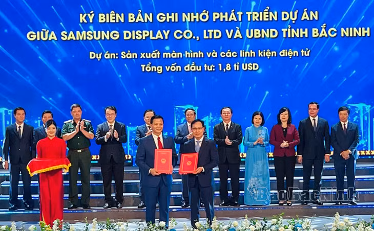 Chủ tịch Bắc Ninh Vương Quốc Tuấn trao Biên bản ghi nhớ về đầu tư dự án cho lãnh đạo Samsung Display