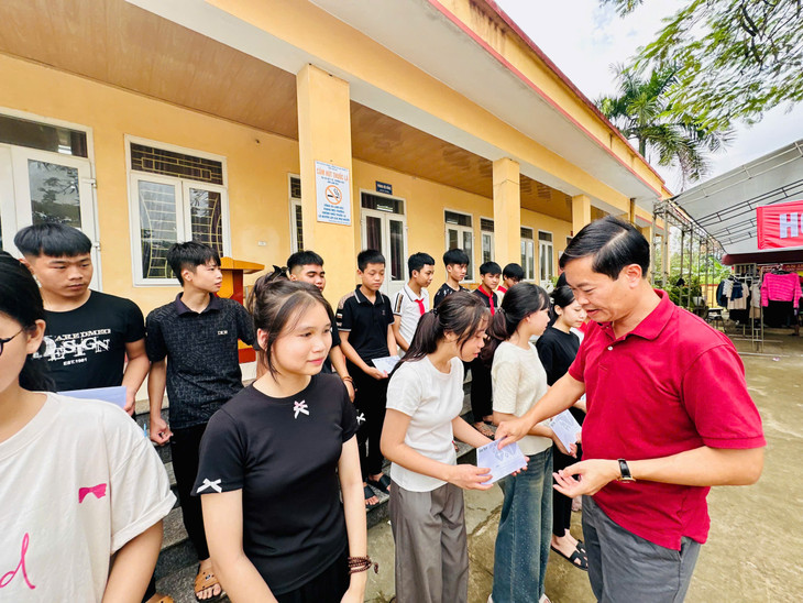 Tổng Biên tập Báo Đấu thầu Đỗ Xuân Khánh tặng học bổng cho các em học sinh Trường tiểu học và trung học cơ sở Số 1 Y Can bị ảnh hưởng bởi cơn bão số 3 tại xã Y Can